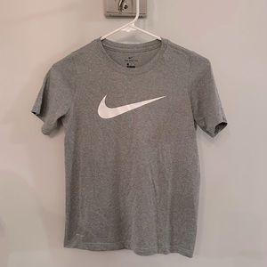 Nike Boys Dry Fit tee size M! Worn a few times, perfect condition color gray